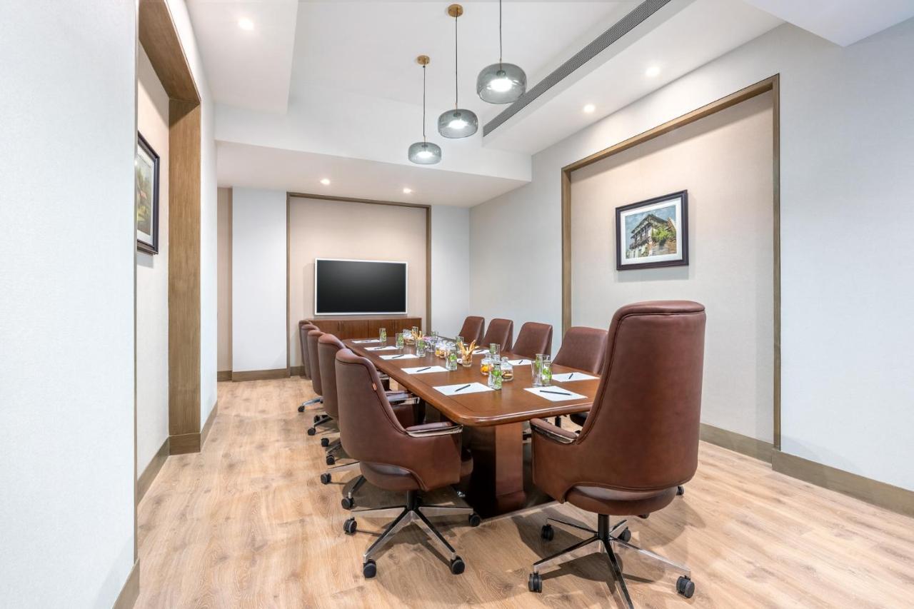 Vivanta Ahmedabad Sg Highway Экстерьер фото