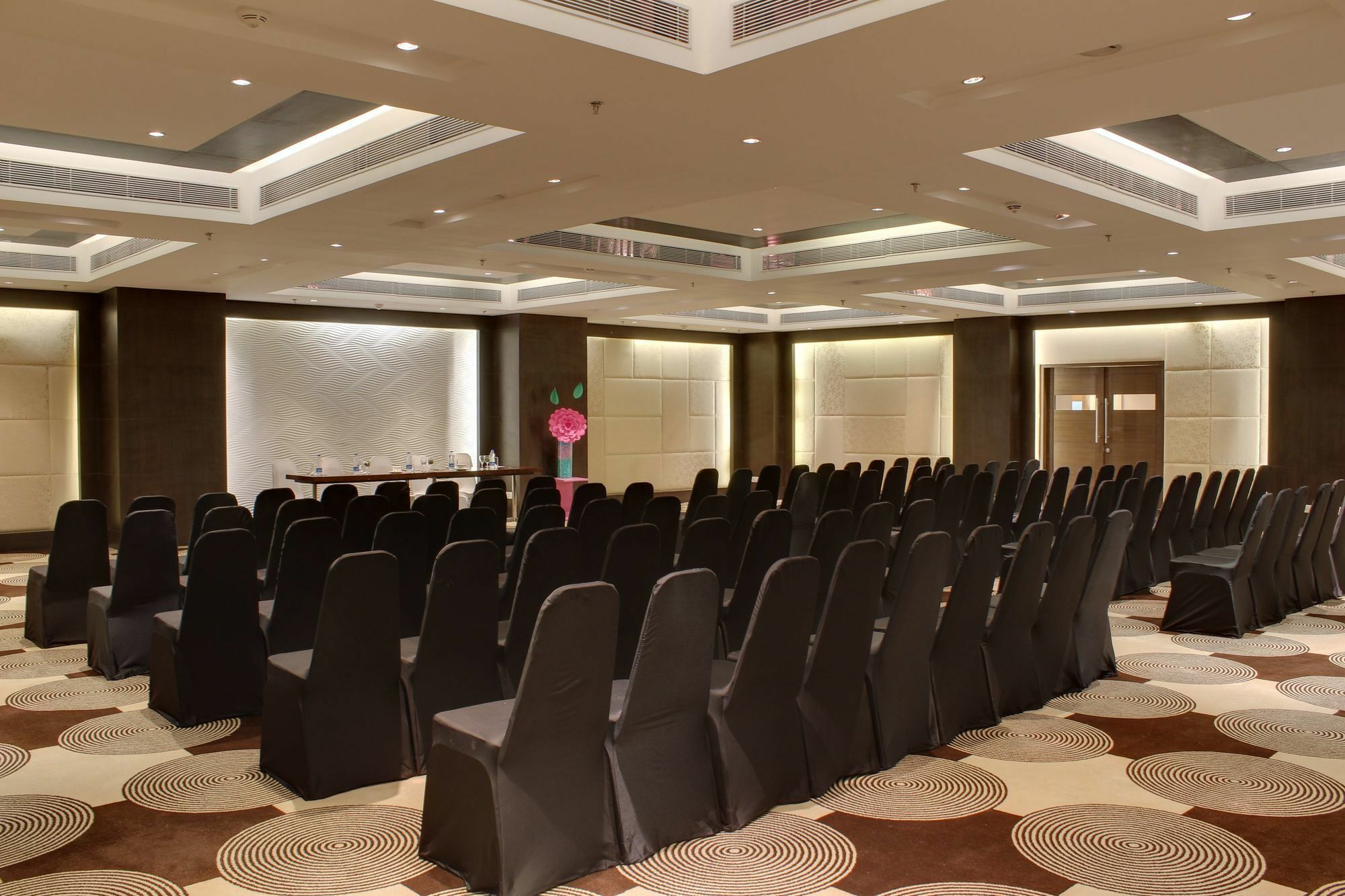 Vivanta Ahmedabad Sg Highway Экстерьер фото
